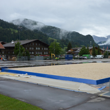 Strandsand im Dorf - Strandsand auf dem Eisbahnareal …     (Foto: Jenny Sterchi)