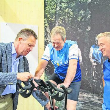 Impressionen: Endlich wieder Gstaader Messe! - Jürg von Allmen (links) und Adrian Friedli (rechts) von der SB Saanen Bank AG coachen den Saaner Gemeindepräsidenten Toni von Grünigen.