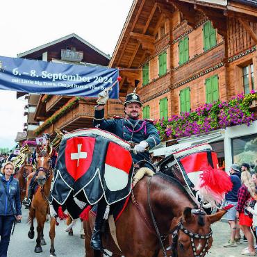 Hut, Stiefel und Weste an: Die Country Night Gstaad feierte 35 Jahre - Imposante Musikinstrumente bei der Kavallerie Bereitermusik Bern. FOTO: RETO HAMMER