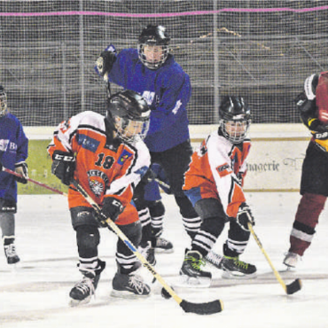 Die Eishockeyfamilie feierte den Abschluss einer tollen Saison - Eltern und Kinder beim gemeinsamen Eishockeyspiel.