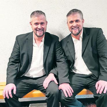 BLICKPUNKT - Die Doppelgänger: links Christoph und rechts Stephan Walker. FOTO: ZVG