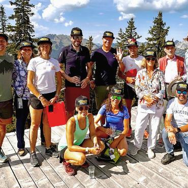 22 Absolvent:innen des Tiger Trail Runs Sommer 2024 - Die Tiger-Trail-Run-Absolvent:innen anlässlich der Rangverkündigung auf der Terrrasse des Berghauses Wasserngrat. FOTO: ZVG