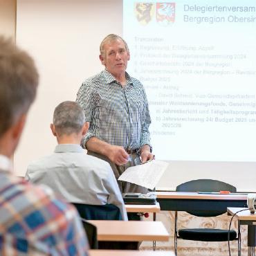 Aus der Vergangenheit gelernt: Bergregion präsentiert neues Leitbild - Willy Bach präsentiert den Jahresbericht des Waldsanierungsfonds.