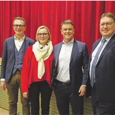 Gemeinsam zum Ziel – interessanter Wahlanlass im Landhaus Saanen - Eine Frau und vier Männer stehen auf der bürgerlichen Fünferliste für die Wahl in den Berner Regierungsrat: v.l. Raphael Lanz (SVP), Astrid Bärtschi (Mitte, bisher), Philippe Müller (FDP, bisher) und Daniel Bichsel (SVP). Es fehlt Pierre Alain Schnegg (SVP, bisher).