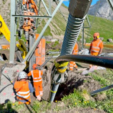 Mit Seilen und Helikoptern auf über 2500 Metern im Einsatz - Generell hat eine Freileitung eine Lebensdauer von rund 80 Jahren. Das bedeutet, dass Swissgrid in den nächsten Jahren viele Sanierungsarbeiten durchführen muss.