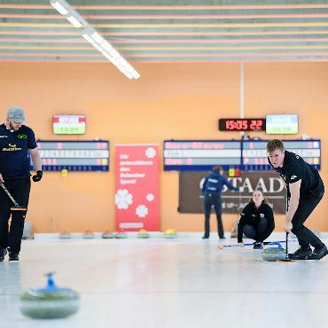 Schweizermeisterschaft der Curling Mixed Doubles in Gstaad: Alina Pätz und Sven Michel gewinnen - Volle Konzentration: Philipp Hösli wischt beim Stein von Stefanie Berset vom Team Bern-Glarus.