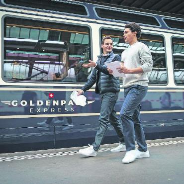Roger Federer und Trevor Noah im neuen Werbefilm von Schweiz Tourismus - Roger Federer (links) und Trevor Noah beim Dreh des neuen Werbespots «Grand Train Tour of Switzerland» von Schweiz Tourismus. FOTO: @ SCHWEIZ TOURISMUS