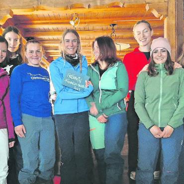 Firmenskirennen 2023 – Hundertstelsekunden und Züpfe am Laufmeter - Podest Damen v.l.: 2. Chinderhuus Ebnit; 1. Restaurant Lauenensee; 3. Gstaad Saanenland Tourismus.