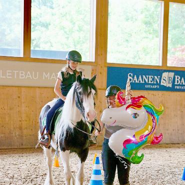Spannung, Geschick und viel Spass beim diesjährigen Gymkhana - Souverän und harmonisch meisterten die Teilnehmenden und ihre Pferde die Gymkhana-Posten.