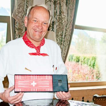 Besondere Ehre für den Palace-Chefkoch - Franz W. Faeh mit der Auszeichnung der Kulinarischen Meriten Schweiz. FOTO: KEREM MAURER