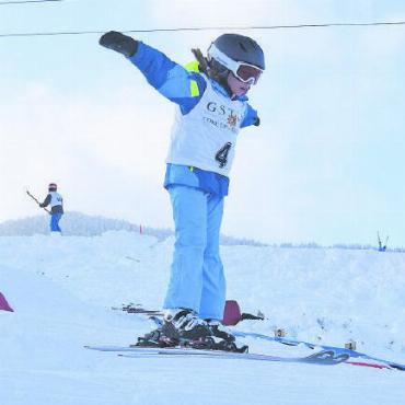 Schneesport in verschiedenen Variationen - Mutig auf der Skisprungschanze