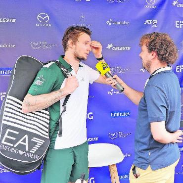 Alexander Bublik feiert seinen ersten Sandplatz-Titel - Was machen Sie hier in Gstaad ausser Tennis zu spielen? - Bublik: «Wein trinken und gutes Essen geniessen.» En Guete!