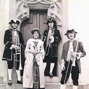 Eine Pionierin stellt sich dem Leben - Das «Slokar Trombone Quartet» in Kostümen passend zum Programm: (v.l.) Armin Bachmann, Pia Bucher, Branimir Slokar und Marc Reift. FOTO: HANS BAUMANN