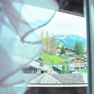 Grosse Neugier für das älteste Gasthaus von Gstaad - Blick auf die überzuckerte Wispile von einem neuen Zimmer aus.