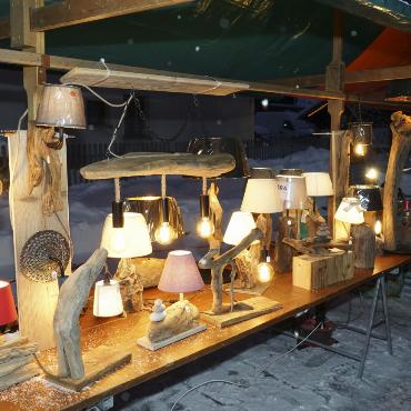 Ein helles Weihnachtslicht in der dunklen Winternacht