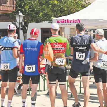 Zum sechsten Mal Nostalgie auf dem Velo: Bergkönig 2022 - Festgehalten: Der Moment, wenn es geschafft ist.