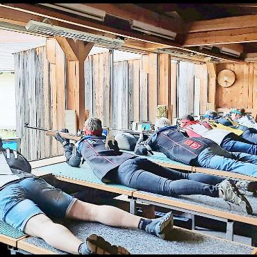 Thomas Annen und Ruedi Stauffer siegen am Kantonal- und Wehrschiessen in Saanen - Die Sportschützen Gstaad-Saanen und Lauenen zeigen volle Konzentration beim 50-Meter-Schiessen. FOTO: ZVG