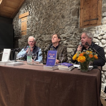 Zwischen Authentizität und Weltpolitik: Eine dichte Lesung im Alten Landhaus in Saanen - Joseph Deiss, Stefan Bannwart und Claude Terrin (ganz rechts) bei der Moderation.(Fotos: Claudia Heine)