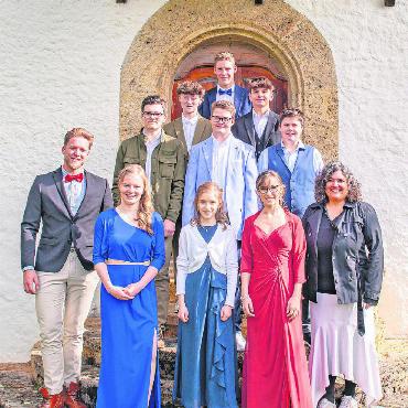 «Yolo – you only live once» - Die Lauener Konfirmand:innen: erste Reihe v.l. Simon Mösching, (Theologiestudent), Gianna Ryter, Sandrine Reichenbach, Sabrina Annen, Sandra Burri (KUW-Mitarbeiterin); zweite Reihe v.l. Luca Oehrli, Nick Hauswirth, Noah Hauswirth; dritte Reihe v.l. Lenni Bänz Klenk, Dario Brand; vierte Reihe Markus Reichenbach. FOTO: FOTOGRAFIELVIRA