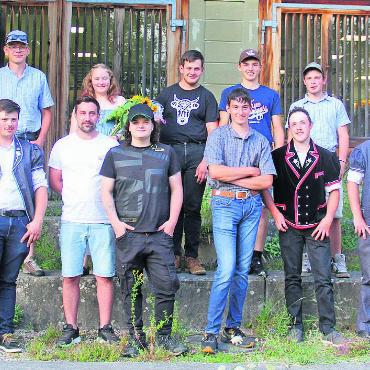 Berufsatteste an Agrarpraktiker:innen 2024 - Die Klasse 2a der diplomierten Agrarpraktiker:innen mit dem Gstaader Andri Michel (hinten, Zweiter von rechts). FOTO: ZVG