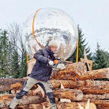 Weihnachtsbaum aus Holz und Discokugel