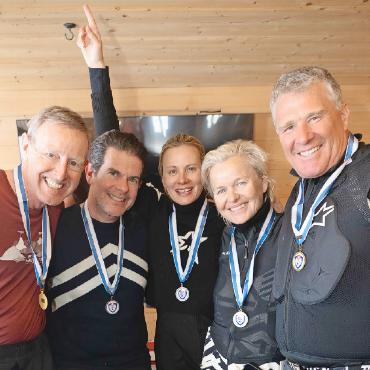 Die neuen JFK-Ski-Club-Meister sind bekannt - Unsere Kategorie «The Legends» in Feierlaune.