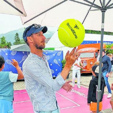 Alexander Bublik feiert seinen ersten Sandplatz-Titel - Tennisbälle müssen nicht notwendigerweise übers Netz fliegen... Man kann sie auch kunstvoll auf dem Finger rotieren lassen.