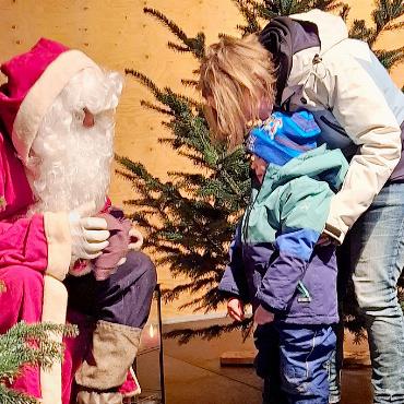 Saaner Weihnachtsmärkte, Samichlous und Adventskalender - Am Weihnachtsmarkt vom 6. Dezember besucht der Samichlous die Kinder. FOTO: UELI MÜLLER