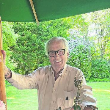 Herzog-Carl-Pokal – Erfolg für GYC-Mitglied am Bodensee - Peter Theile mit dem Herzog-Carl-Pokal.