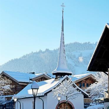 «Liminal Journey» – Licht und Klang im Kapälli Gstaad - Das Kapälli Gstaad wird mit Licht und Klang in einen meditativen Raum verwandelt. FOTO: MARIANNE KELLENBERGER
