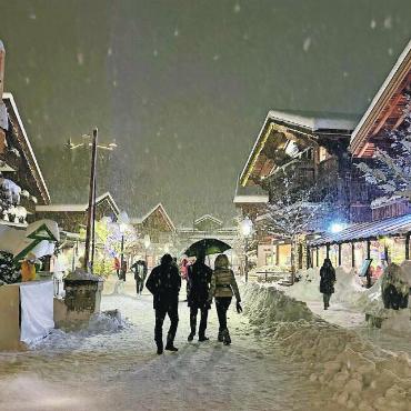 Viel Schnee und Topwetter sorgen für gelungenen Saisonstart - Die Promenade im Festtagskleid. FOTO: FRANZ ROSSKOGLER
