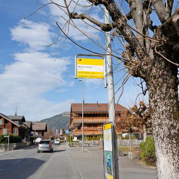 In Zukunft mehr überdachte Postbushaltestellen? - Im Saanenland gibt es Posthaltestellen, die nicht gedeckt sind.   FOTOS: PAULA MITTAG