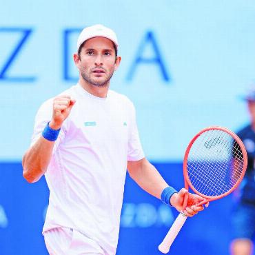 Schweizer Emotionen, internationale Überraschungen – Gstaad kommt in Fahrt - Mit seinem zweiten Sieg in Serie erreichte Francesco Passaro aus Italien das Achtelfinale – dank eines klaren Zweisatzsiegs gegen die Nummer 8, Arthur Rinderknech.
