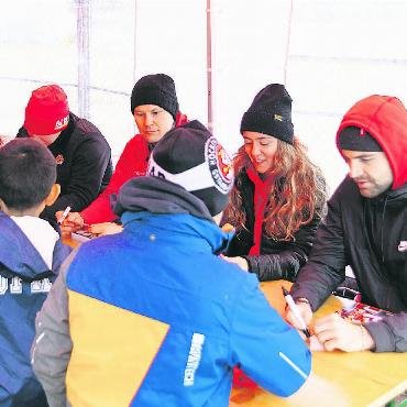 Swiss Ice Hockey Day auf dem Eisfeld in Gstaad - Die Autogramme der Stars waren sehr gefragt.