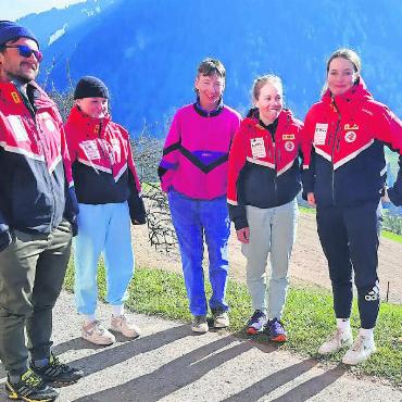 Ein gebührender Empfang - Mit Dania (2.v.r.) feierten auch (v.l.) BOSV-Trainer Markus Zumbrunn, Carla Walker, Elia Bach und Janine Annen. Sie waren den ganzen Winter über an vielen Rennen gemeinsam unterwegs.