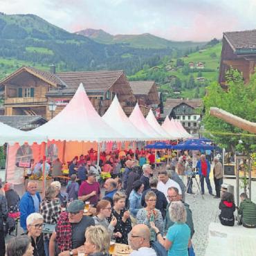 «Zäme dorfe!» - Die gesperrte Rawilstrasse wurde vergangenes Wochenende zum gemütlichen Treffpunkt anlässlich des dreitägigen Dorffestes. FOTOS: ZVG