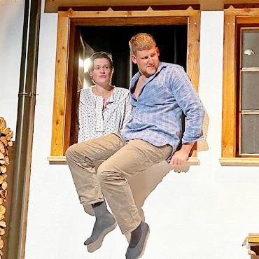 Konzert und Theater Jodlerklub Gsteig - Der Jodlerklub Gsteig spielt das Lustspiel «Morge früeh we d Sunne lacht». FOTO: ZVG