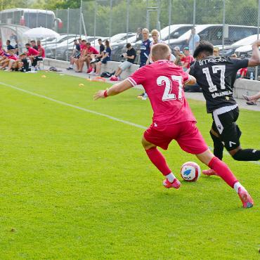 FC Thun: Super-League-Vorbereitung im Saanenland - Im Testspiel liefern sich Thun in Schwarz und Sion in Rot ein intensives Duell. FOTOS: JONATHAN SCHOPFER