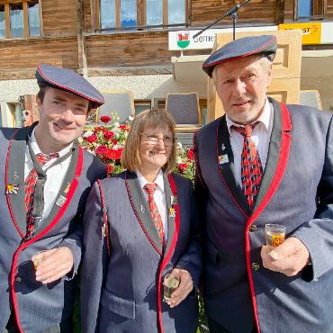 Erfolgreicher Musiktag für die Brass Band «Harmonie» Saanen und die Musikgesellschaft Gstaad - 110 Spieljahre (!) bringen die drei Mitglieder der MGG zusammen: Ruth Reichenbach (Mitte) ist nach 50 Jahren Musizieren kantonale Ehrenveteranin; Daniel Bütschi (rechts) und Bernhard Reichenbach (links) sind nach je 30 Jahren Musizieren kantonale Veteranen. FOTO: DANIELA ROMANG
