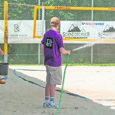 «One Team One Dream» siegen am 5. Kuederpesches Beachvolleyballturnier - Sanddusche: «Kuederpesches» sorgen mit Wasser für angenehmere Spielbedingungen.