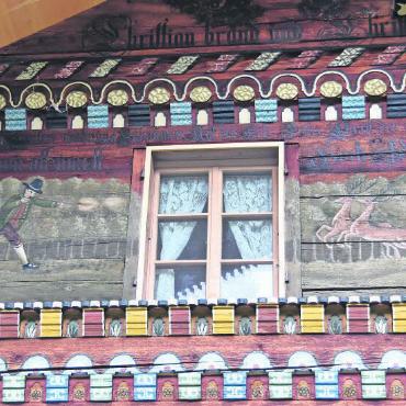 Das Jägerhaus in Lauenen - Eine der Jagdszenen – der Erbauer scheint ein passionierter Jäger gewesen zu sein. FOTO: ANITA MOSER