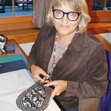 Ausstellung zum 40-Jahr-Jubiläum von Scherenschnitt Schweiz - Regina Martin am Schneiden.