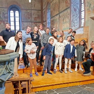 Chorgesang zur Feier - Die Schüler:innen der HPS Gstaad erfreuten die Zuhörenden und Zusehenden.