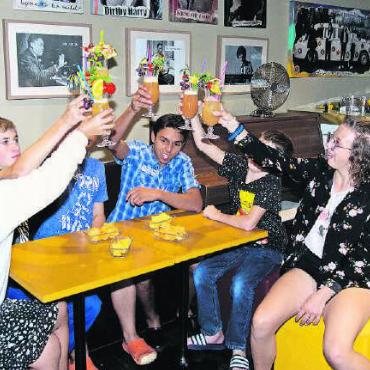 Mystische Rigi-Wanderung, scharfe Messer und virtuelle Matterhorn-Besteigung - Zeit für eine Erfrischung: Die Schülerinnen und Schüler geniessen gemeinsam kreative Fruchtdrinks.