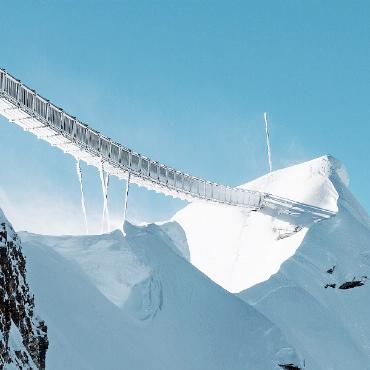 Glacier 3000: Rekordjahr trotz zunehmend extremer Wetterbedingungen - Peak Walk by Tissot mit Schnee bedeckt nach dem Sturm. FOTO: GLACIER 3000