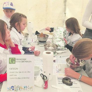 Mini-Gstaad 2025: So haben wir Kinder regiert - Präzisionsarbeit in der Drogerie: Zutaten für eine Heilsalbe abmessen und mischen.