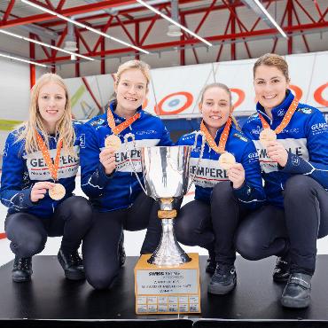 Celine Schwizgebel wird Curling-Elite-Schweizermeisterin - Das Team Zug mit v.l. Corrie Hürlimann, Marina Loertscher, Stefanie Berset und Celine Schwizgebel. FOTOS: ZVG