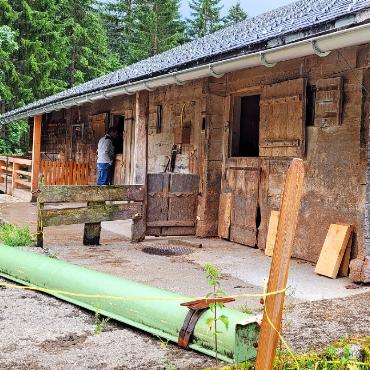 Cottier-Testament ist 300 Jahre alt - An der Alphütte Les Ouges wurde mit Geldern des Cottierstifts eine neue Regenrinne realisiert.