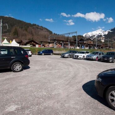 Neubauprojekt Le Rosey - Dieses Areal gleich hinter dem Bahnhof in Gstaad soll ans Le Rosey für einen Neubau verkauft werden. (Foto: AvS)