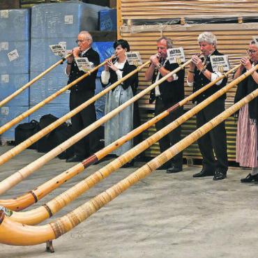 Gewaltige Akustik liess die Alphorntöne schwingen - Die Alphorngruppe Gstaad bei ihrem Auftritt in den Hallen der Arnold Reuteler Holzbau AG. FOTOS: PHILIPPE CHEVALIER